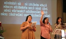 Fresno UCLE Church showing slideshow of Nyiakeng Puache Hmong Script Slideshow of Nyiakeng Puache Hmong Script