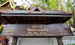 Multilingual Sign for Wat Phra Kaew (Lanna at top) Multilingual Sign for Wat Phra Kaew