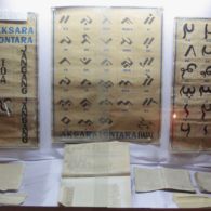 Script Comparison of Makasar (left), Lontara (center), and Bilang-bilang (right) Makasar, Lontara, and Bilang-bilang
