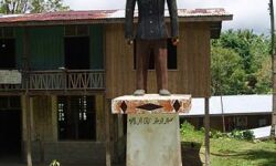 Statue of Mariano Datahan inscribed with Eskayan Statue inscribed with Eskayan