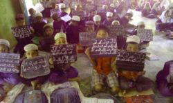 Teaching Hanifi Rohingya. Photo courtesy of Mohammad Noor. Teaching Hanifi Rohingya